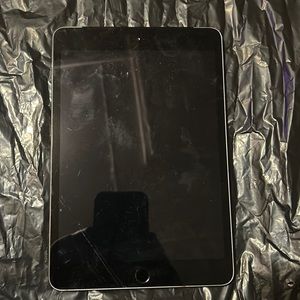 Apple iPad mini, just has to be cleaned, reseted and ready for u to put iCloud